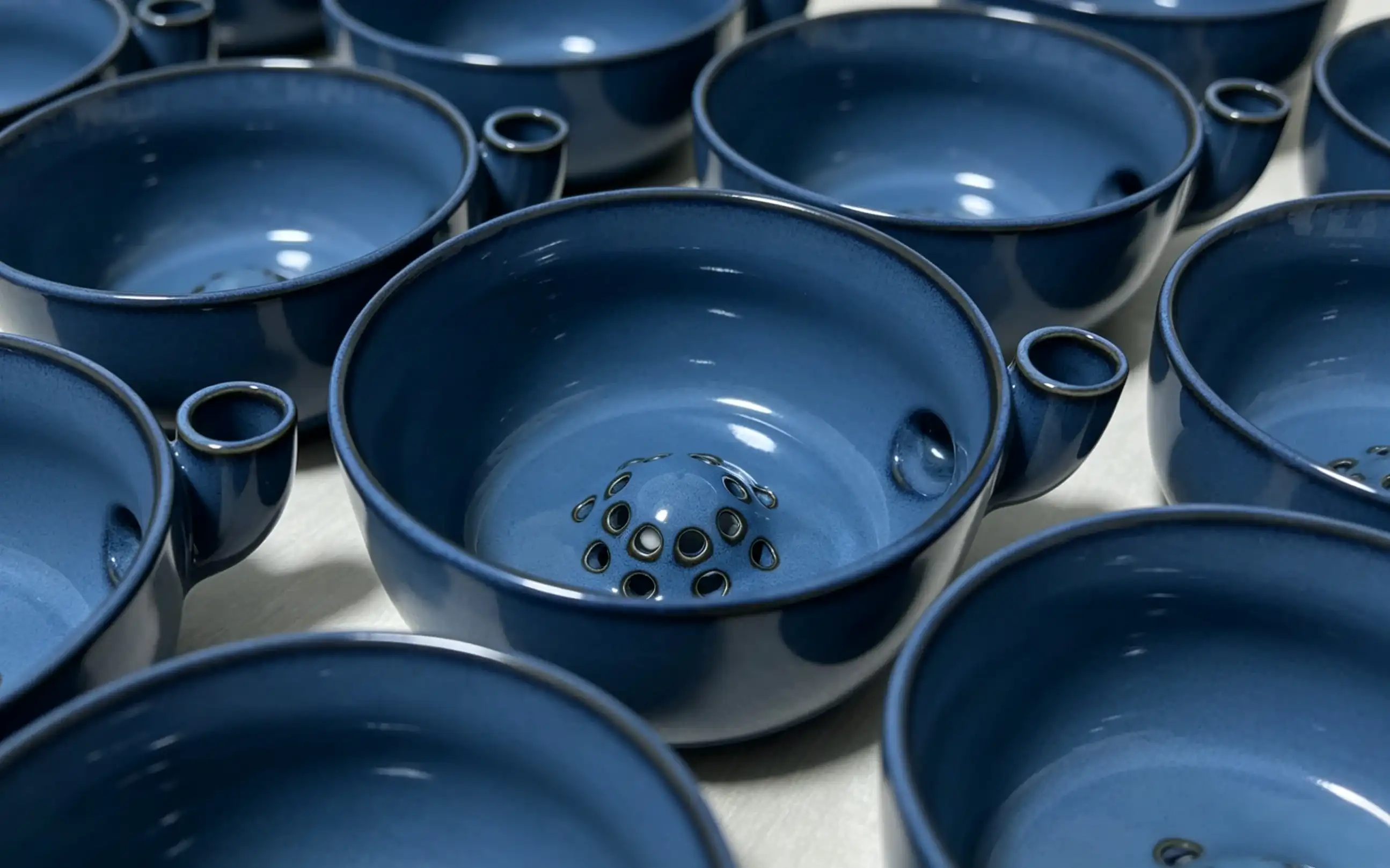 High-volume mass production of custom ceramic tableware with strict quality control for bulk food service orders
